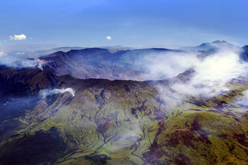 1815年の大噴火で形成されたタンボラ山のカルデラ